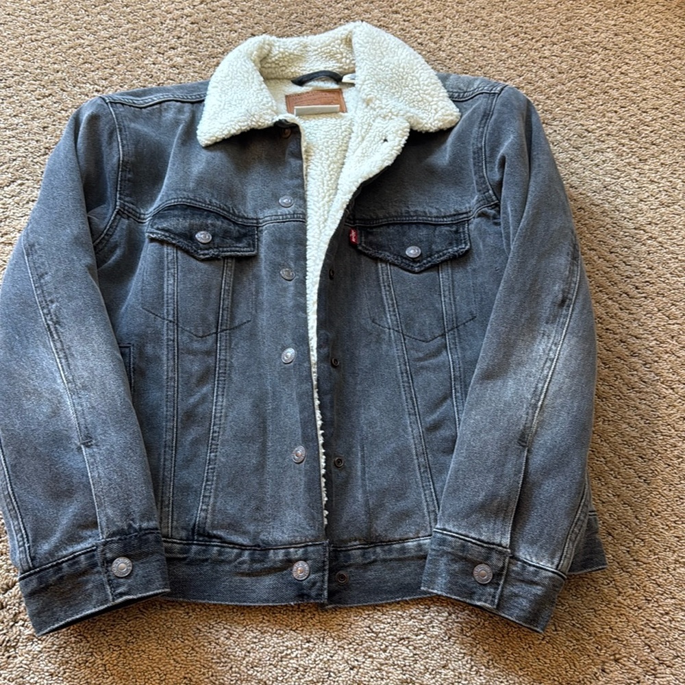 Levi Strauss and Company Sherpa men’s jacket! Grayish black coat.